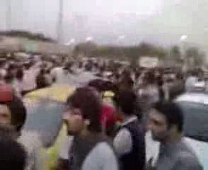 Crowd chanting Marg Bar Jomhuri Eslami in Tehran