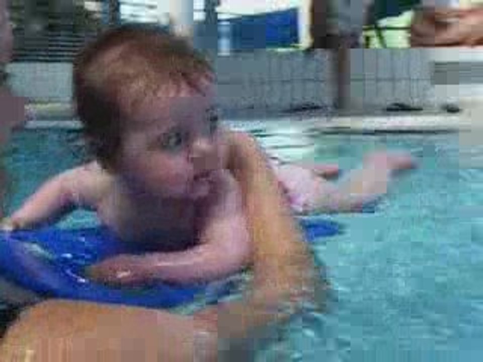 Maely a la piscine